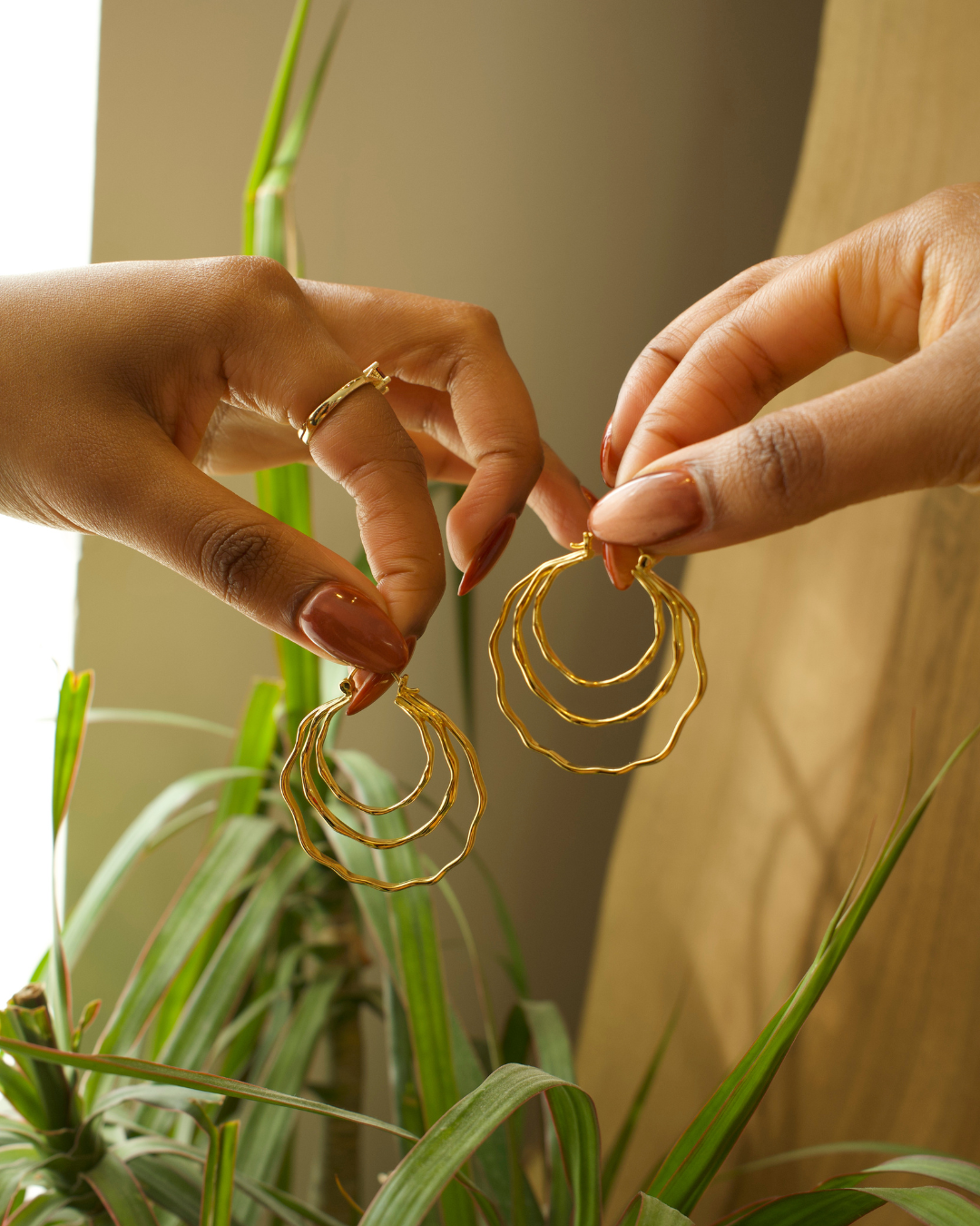 SIGNATURE WAVE HOOP EARRINGS