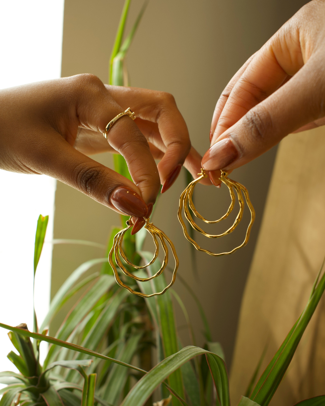 SIGNATURE WAVE HOOP EARRINGS